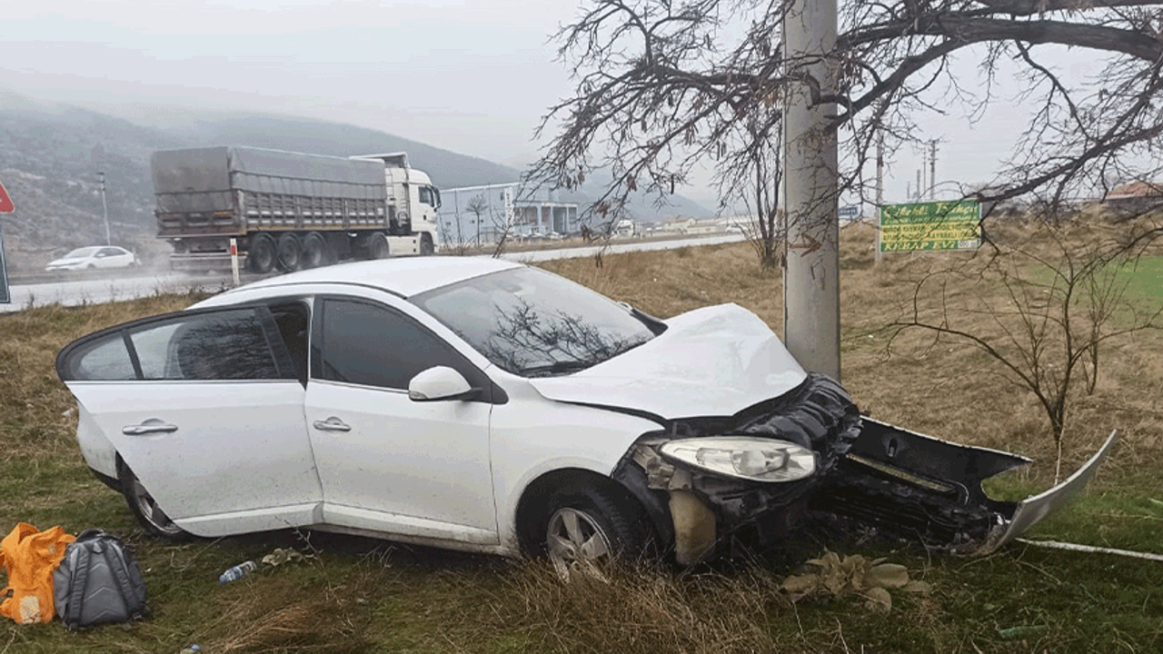 Afyon'da beton elektrik direğine çarpan otomobilde 3 kişi yaralandı