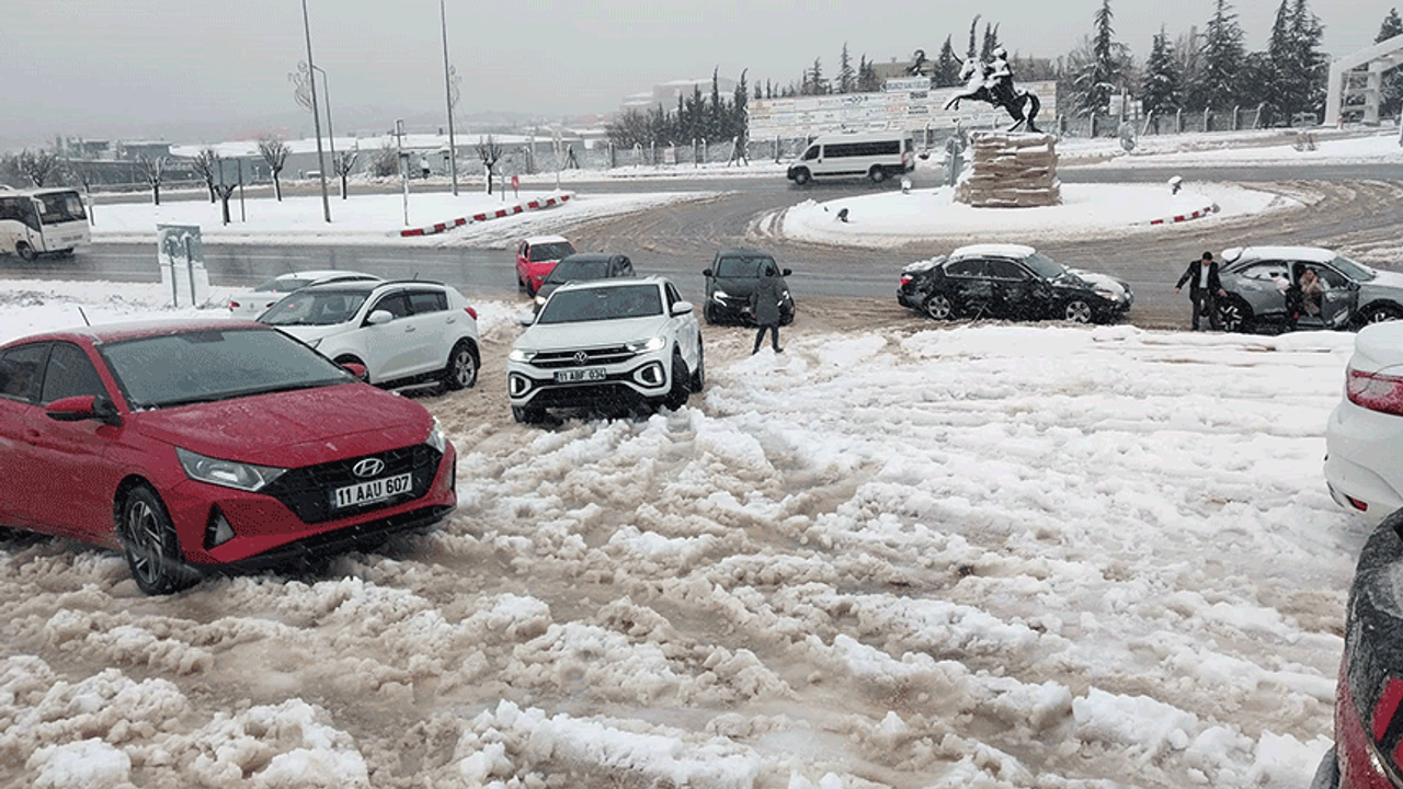 Bilecik'te yoğun kar vatandaşı zorladı
