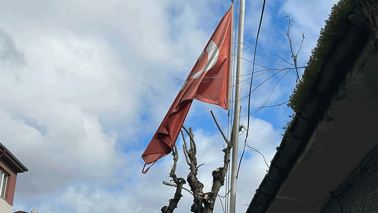 Eskişehir’de Türk Bayrağı’nın hali tepki çekti