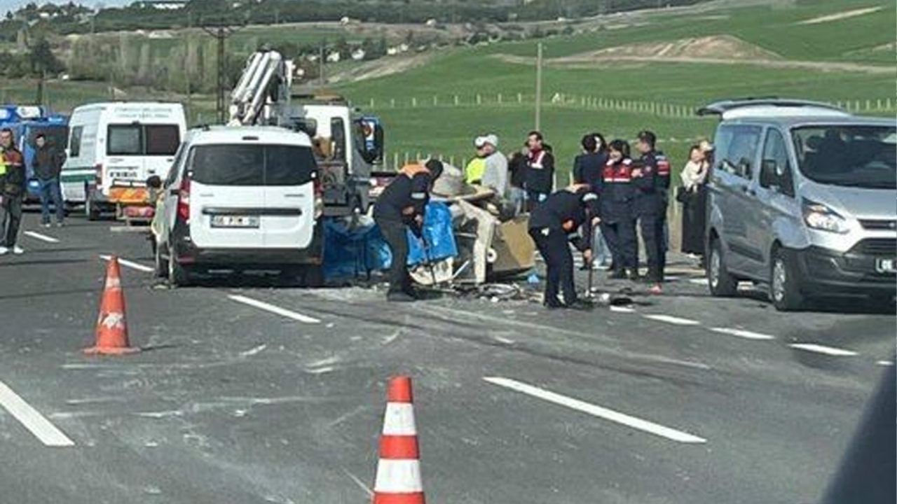 Eskişehir'de trafik kazası: 1 kişi hayatını kaybetti, 2 kişi yaralandı.