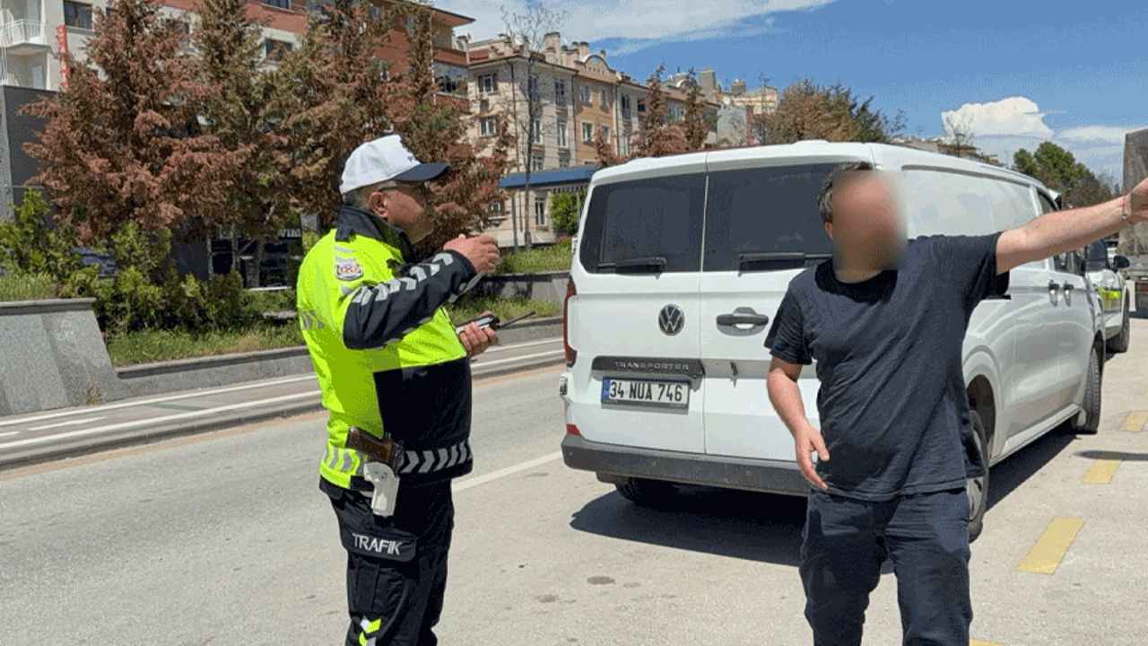 Eskişehir’de ters yönde yakalanınca polise böyle tepki gösterdi