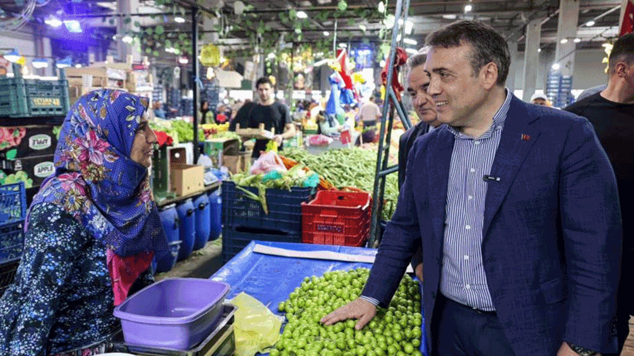 Bilecik Valisi Sözer, pazar esnafı ve vatandaşlarl