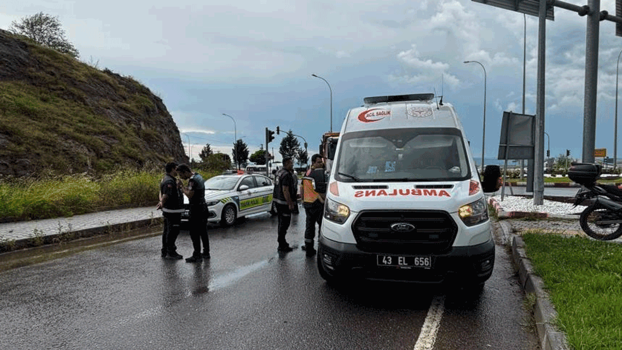 Kütahya Tavşanlı'da otomobille çarpışan motosiklet
