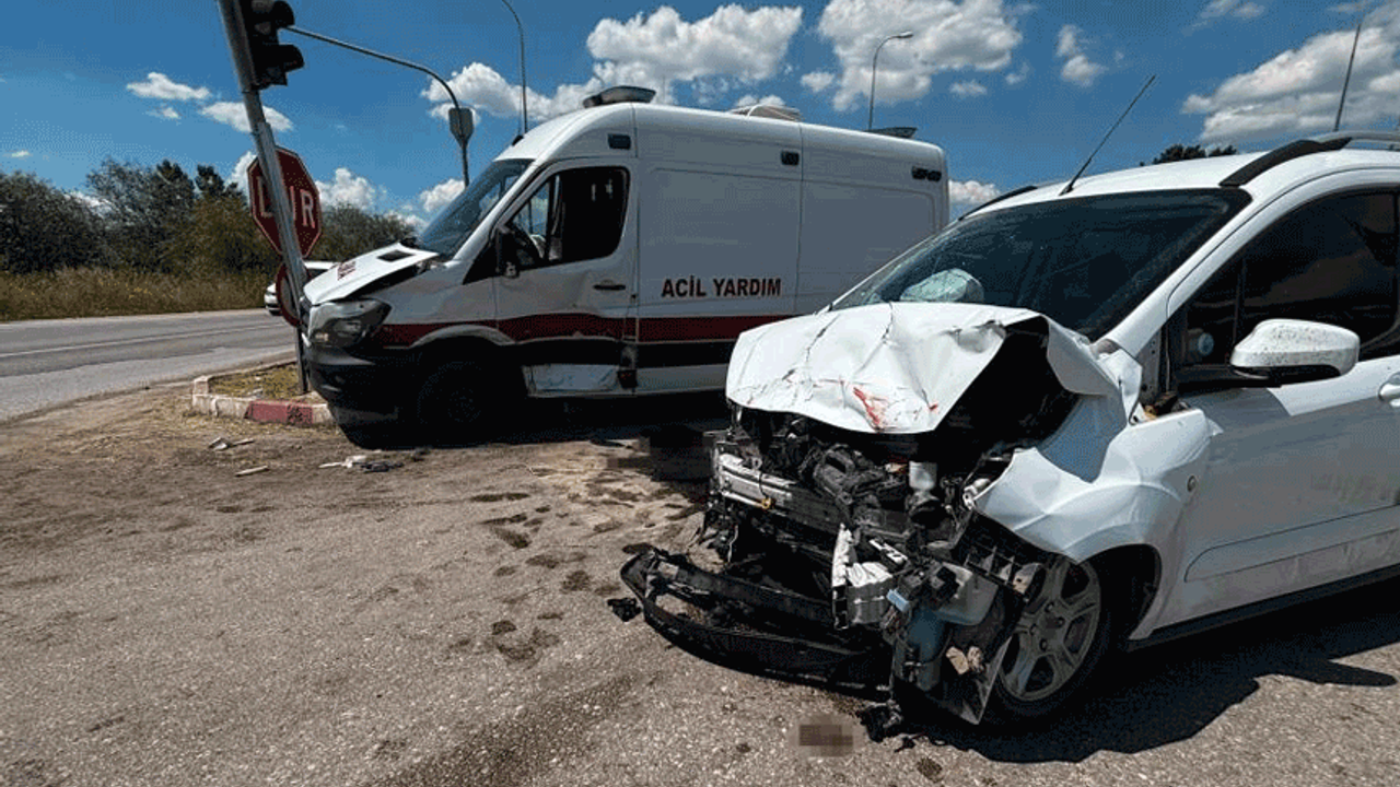 Kütahya'da ambulans hafif ticari araçla çarpıştı: 7 yaralı