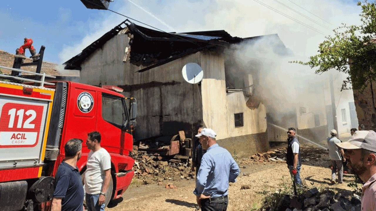 Kütahya'da Simav Aksaz köyünde korkutan yangın