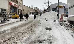 Eskişehir'in ilçesinde kar yağışı: Sokaklar beyaza büründü