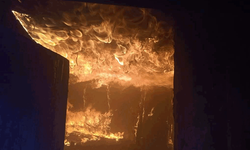 Afyon'da yangın iki katlı evi küle çevirdi