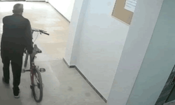 Eskişehir'de açık bulduğu apartman kapısından girerek bisiklet çaldı