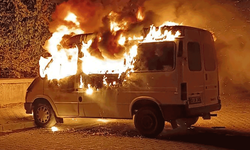 Kütahya'da park halindeki araç alev alev yandı