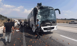 Yolcu otobüsü kamyona çarptı: 8 yaralı