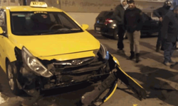 Eskişehir'de motosiklet ile taksi çarpıştı! Kurye ölümden döndü
