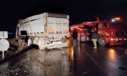 Afyon'da tır devrildi! Sürücü yaralı kurtuldu