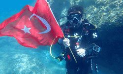Eskişehirli dalgıçlar Çanakkale Zaferi'ni 30 metre su altına kutladı