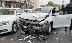 Afyon'da arızalanan araca otomobil çarptı