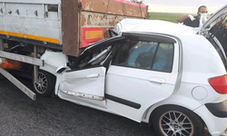 Afyon'da otomobil tıra çarptı: Dört yaralı
