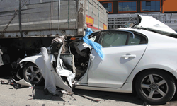Afyon'da tıra çarpan otomobil sürücüsü yaralandı