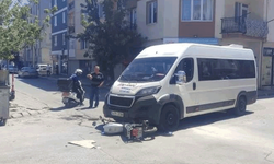 Eskişehir'de kontrolsüz sürücü servis aracının altında kaldı