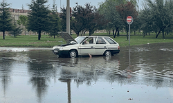 Eskişehir'de 30 dakikalık yağmur hayatı felç etti