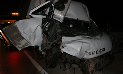Afyonkarahisar-Antalya karayolunda kamyonet kamyona arkadan çarptı