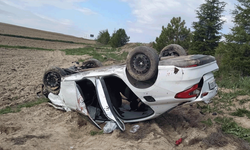 Afyonkarahisar’da tarım arazisine devrilen otomobilde 2 kişi yaralandı