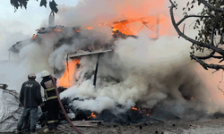 Kütahya'da bir bina alev alev yandı
