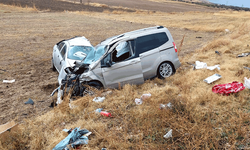 Afyon Dinar'da trafik kazası: Otomobil, tıra çarptı