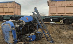 Afyon'da yük treni traktöre çarptı