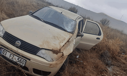 Afyon'da takla atan araç içerisinden 2 kişi yaralı kurtuldu