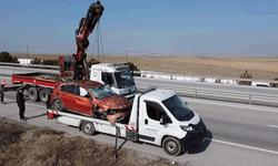 Emirdağ'da metrelerce sürüklenen otomobil zorla kurtarıldı