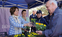Başkan Ünlüce kabristan ziyaretçilerine çiçek dağıttı