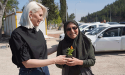 Bilecik Belediye Başkanı Subaşı vatandaşlara çiçek dağıttı
