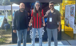 Milli yıldız Meryem Boz’a Eskişehirspor forması hediye ettiler