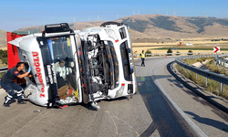Afyon'da bariyerlere çarpan kamyonun sürücüsü yaralandı