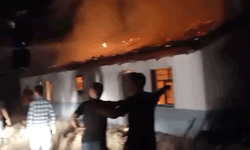 Afyon'da besihaneye düşen yıldırım yangına neden oldu