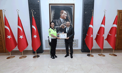 Eskişehir Valisi Aksoy'dan emniyet kemeri uyarısı yapan polise başarı belgesi