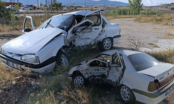Afyon'da kaza: Hurdaya dönen araçlarda 7 kişi yaralandı