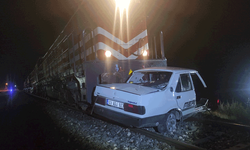 Afyon'da trenin çarptığı otomobilden ucuz kurtuldu