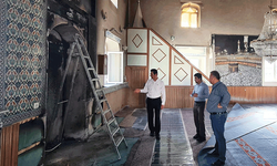 Kütahya'da bir caminin mihrap bölümünde çıkan yangın paniğe neden oldu