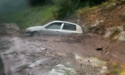 Kütahya'da bir otomobil şiddetli yağış etkisiyle sele kapıldı