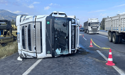 Afyon'da trafik kazasında devrilen tırda bir kişi can verdi