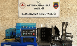 Afyon'da kaçak makaron dolumu yapan makineleri satmaya çalışırken yakalandılar
