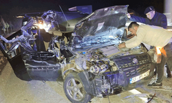 Afyon'da feci kaza: Otomobil hurdaya döndü! 5 yaralı