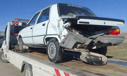 Afyon'da iki otomobil birbirine girdi: Sürücüler yaralandı