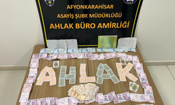 Afyon'da polis 12 ruhsatsız tabanca ile 54 bıçak ele geçirdi