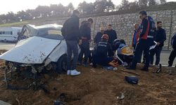 Bilecik'te sürücü orta refüje çarptı