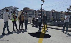 Afyon'da asfalt yolda çökme meydana geldi