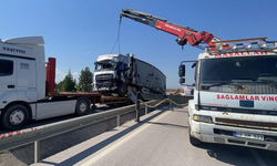 Afyon'da beyaz eşya yüklü tırı devrildi: 2 yaralı