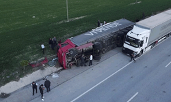 Afyon'da tır devrildi: 25 ton mandalina ziyan oldu