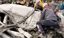 Eskişehir plakalı tırla çarpışan otomobil kağıt gibi ezildi: Bir ölü bir yaralı