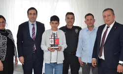 Bilecik'te bayrak sevdalısı kahramanı çocuğa ziyaret